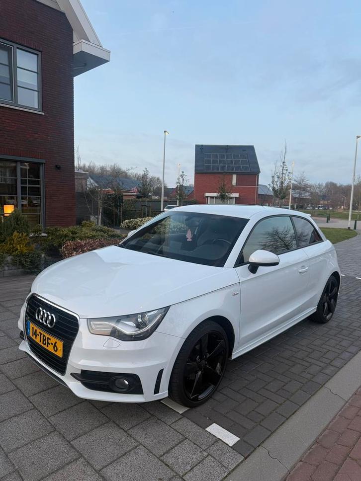 AUDI A1  1.2 S LINE, Auto's, Audi, Particulier, A1, Benzine, Handgeschakeld, Wit, Zwart, Leder en Stof, Ophalen