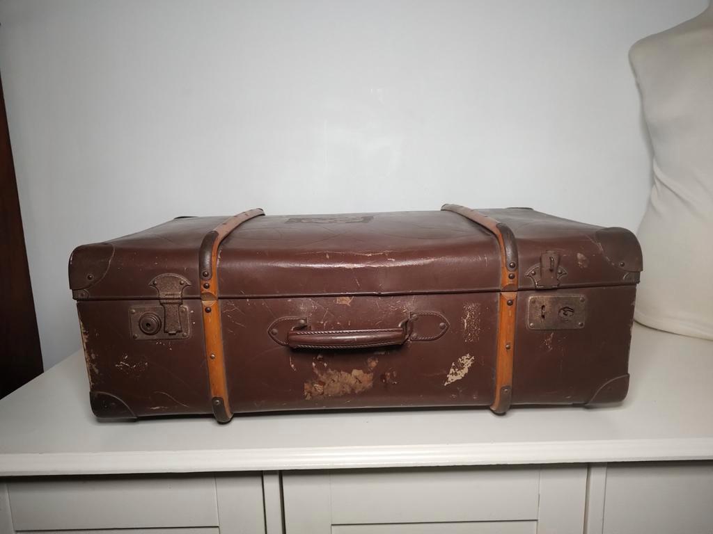 K655 Hutkoffer / koffer jaren 30 met hout in goede staat, Sieraden, Tassen en Uiterlijk, Koffers, Gebruikt, Hard kunststof, Onbekend