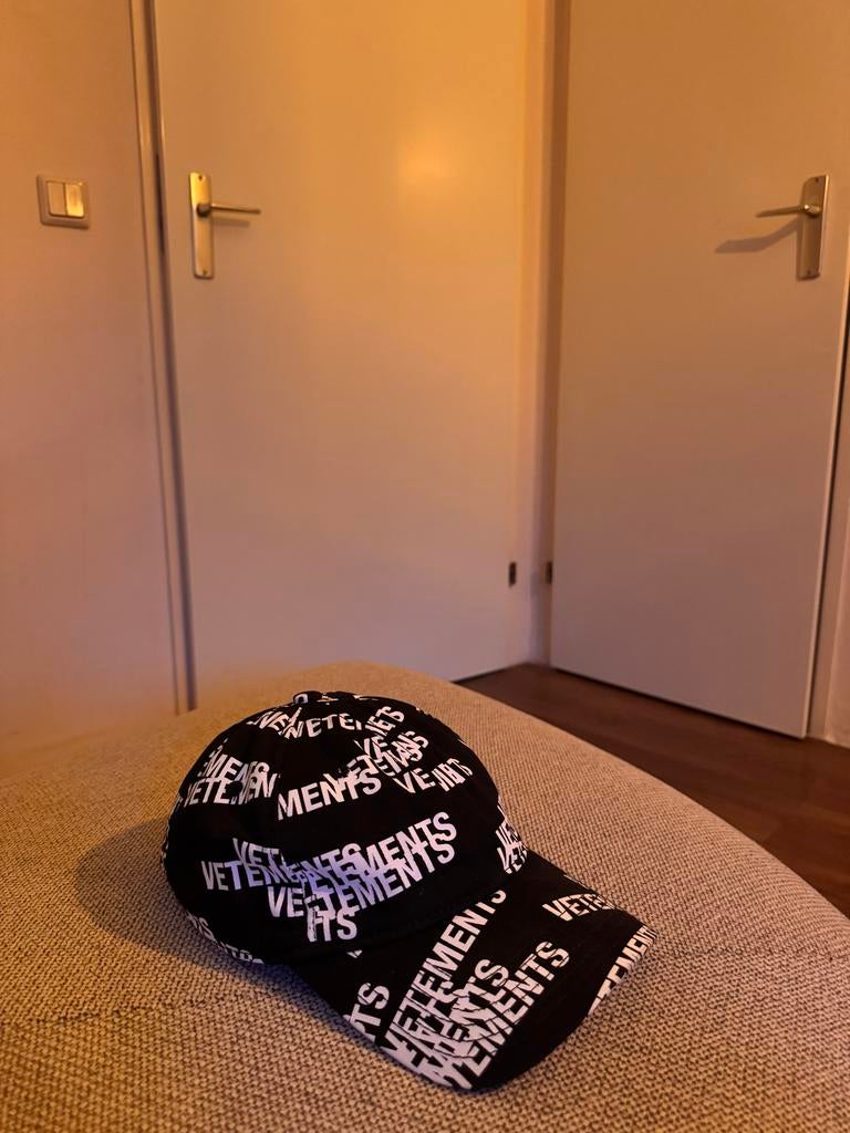 Vetements pet met logo print, Verzenden, Zo goed als nieuw, One size fits all, Pet