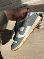 Nike Dunk Low met glitters - Grijs/Wit, Kleding | Dames, Schoenen, Ophalen of Verzenden, Gedragen, Grijs, Sneakers of Gympen