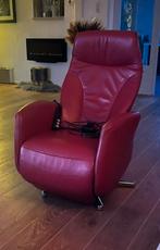 Bordeaux rode lederen elektrische sta op stoel, zeer netjes., Huis en Inrichting, Fauteuils, Ophalen, Minder dan 75 cm, Leer, Zo goed als nieuw