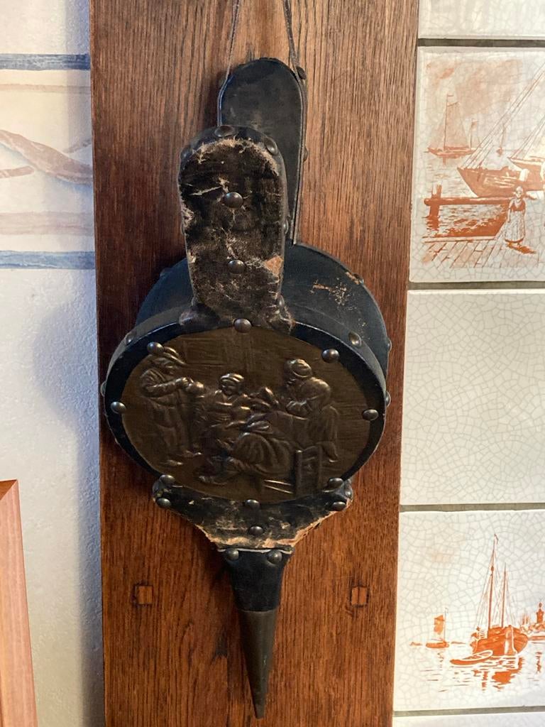 Antieke blaasbalg met reliëfdecoratie, Ophalen