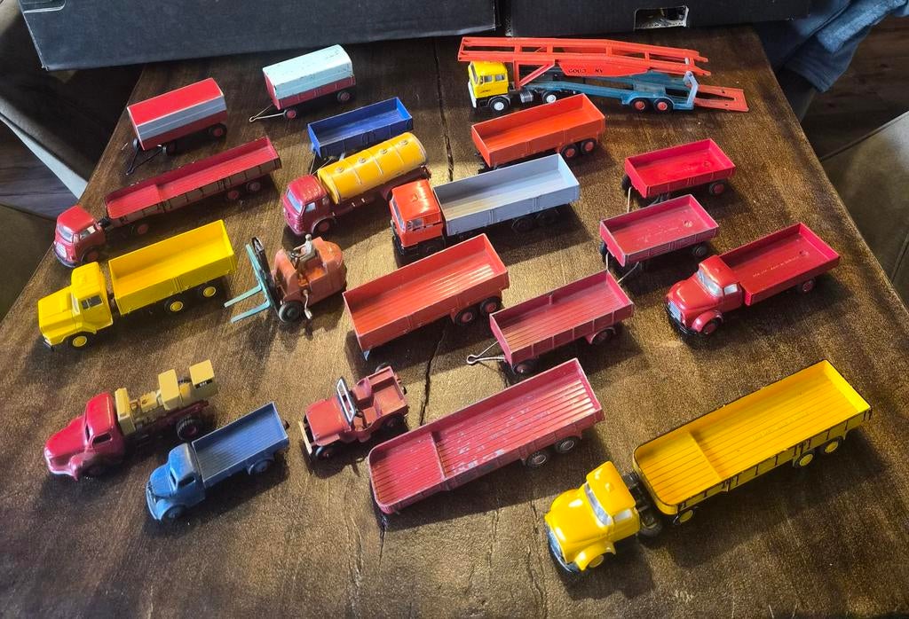 Partij lion cars en Dinky toy, Hobby en Vrije tijd, Modelauto's | 1:87, Ophalen of Verzenden, Gebruikt, Bus of Vrachtwagen, Overige merken
