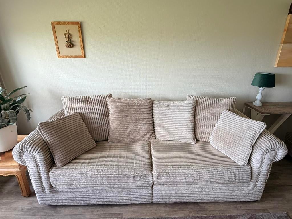 Heerlijke relax bank beige ribstof met 6 rugkussens, Huis en Inrichting, Banken | Bankstellen, Zo goed als nieuw, Rechte bank