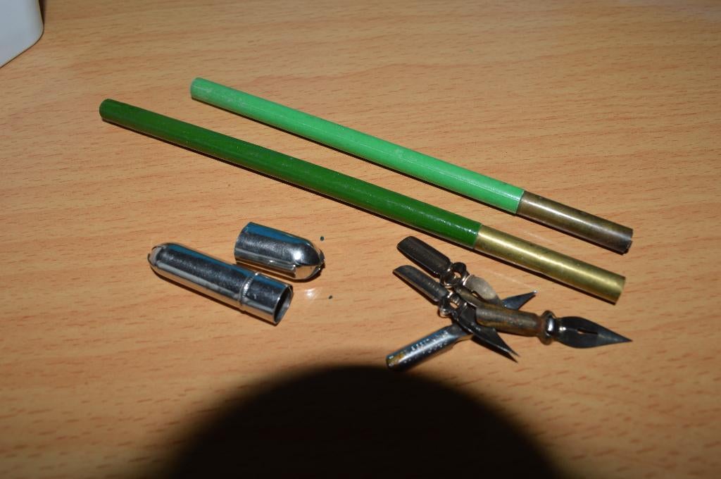 2 oude school penhouders voor kroontjes pennen + 4 pennen, Verzamelen, Pennenverzamelingen, Ophalen of Verzenden, Nieuw, Overige typen