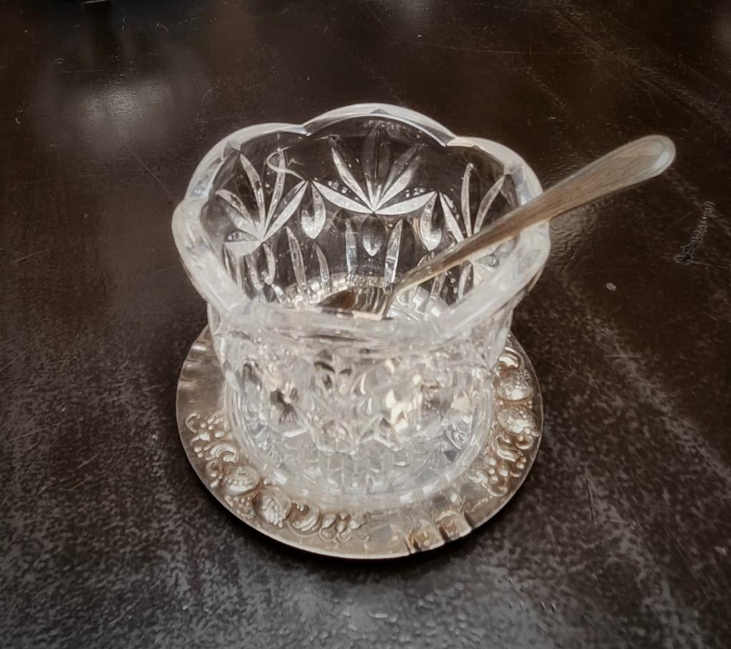 Kristallen potje met lepeltje, op verzilverd bordje. Set., Antiek en Kunst, Ophalen of Verzenden