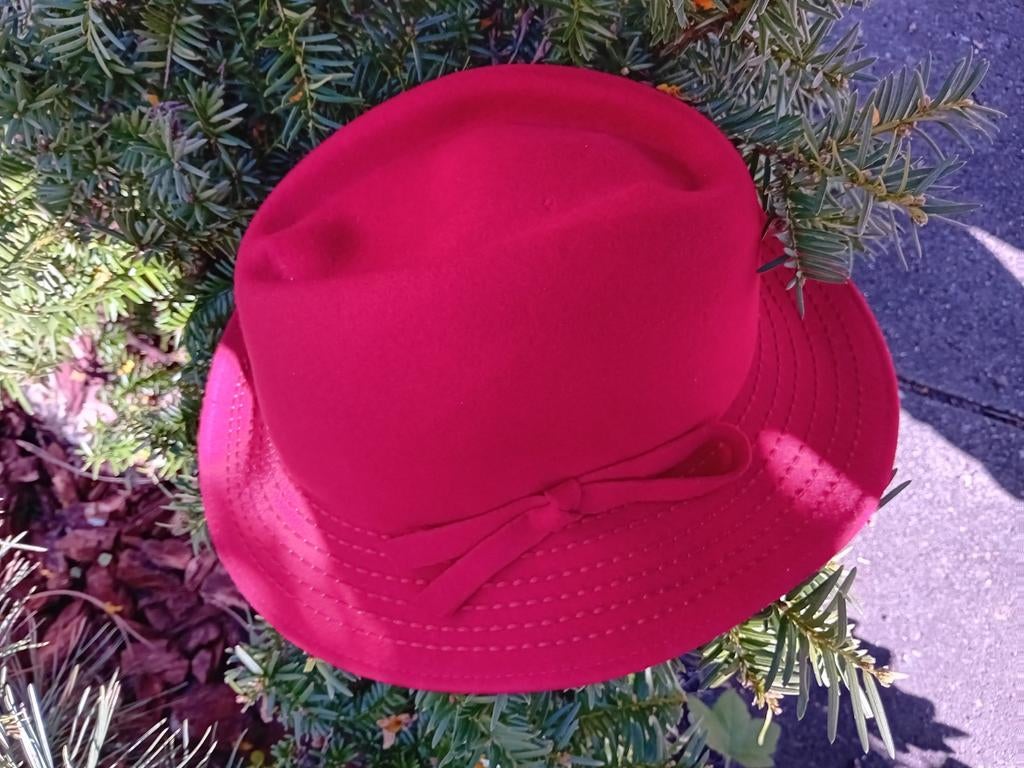 Stijlvolle rode hoed met strik - 2e hoed halve prijs, Ophalen of Verzenden, Zo goed als nieuw