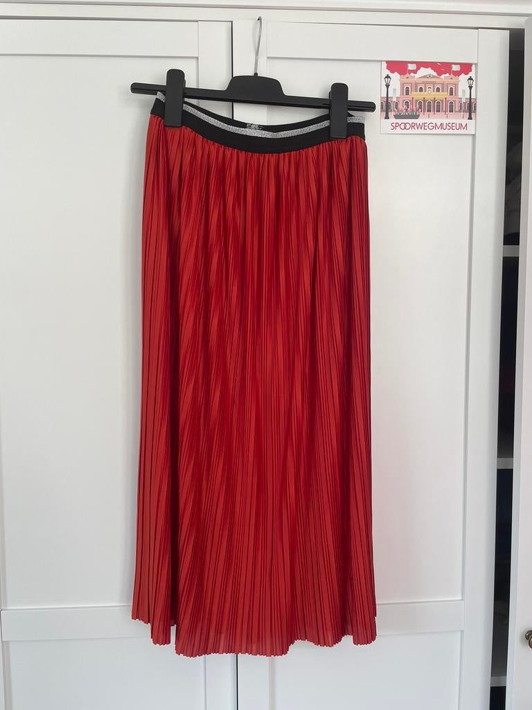 Mooie plooirok van ZeZe Nordic, maat S., Ophalen of Verzenden, Zo goed als nieuw, Maat 36 (S), Rood