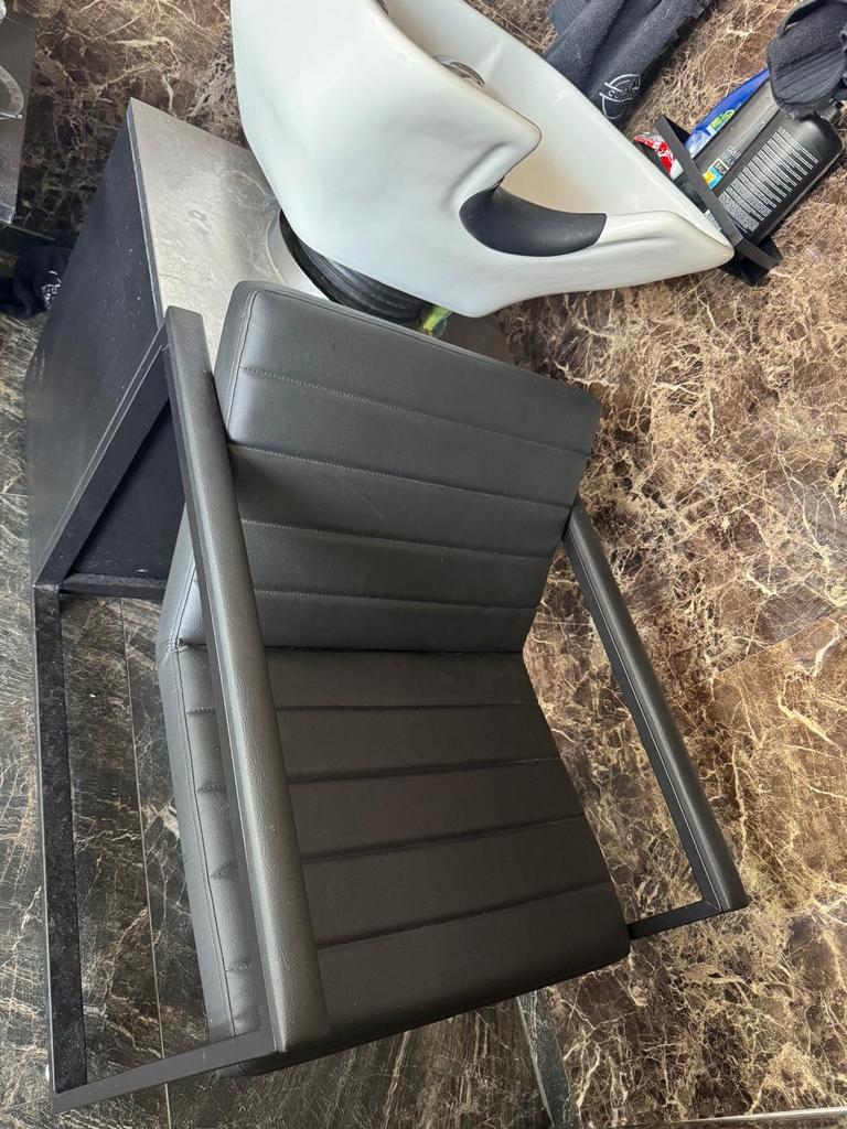 Een wasbak met 4 stoelen