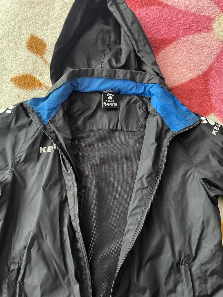 Kelme Regenjas Zwart - Maat 140 (EU 10), Ophalen of Verzenden, Zo goed als nieuw