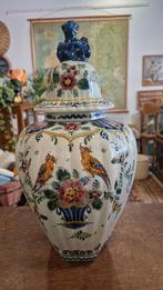 Gouda polychrome vaas met vogels en bloemen, Delfts stijl, Antiek en Kunst, Ophalen of Verzenden
