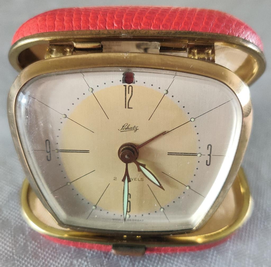 2x Prachtig Schats Europa reisklokjes met rode behuizing, Antiek en Kunst, Antiek | Klokken, Ophalen