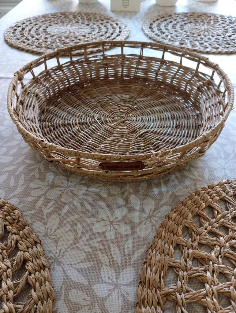 Rivièra Maison Rattan dienblad mand, Huis en Inrichting, Woonaccessoires | Schalen en Manden, Ophalen, Mand, Rond, Zo goed als nieuw