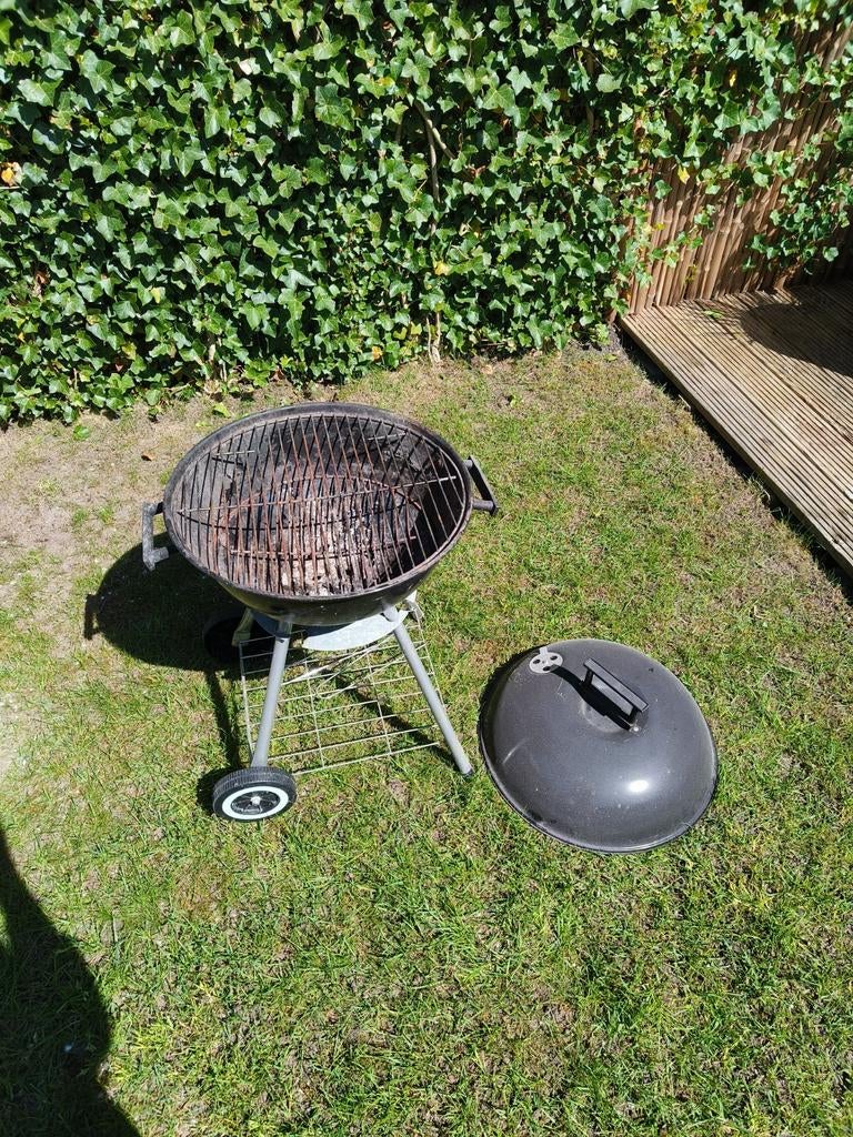 Gebruikte houtskool barbecue met deksel, Tuin en Terras, Houtskoolbarbecues, Gebruikt, Ophalen