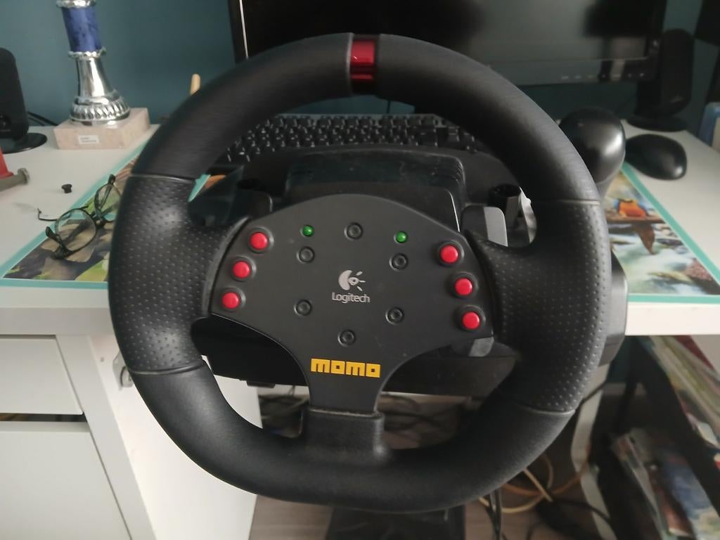 Logitech Momo Racing Stuur met Force Feedback en Pedalen, Spelcomputers en Games, Ophalen of Verzenden