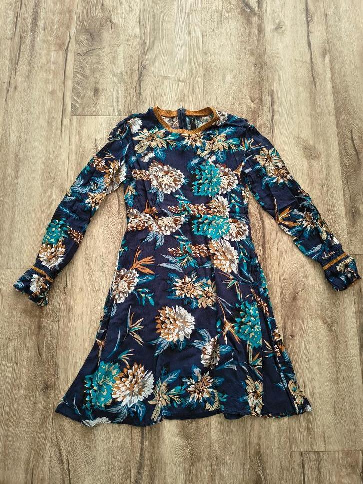 Prachtige blauwe jurk met bloemen en glitters, maat S. YAS., Kleding | Dames, Jurken, Zo goed als nieuw, Maat 36 (S), Blauw, Boven de knie