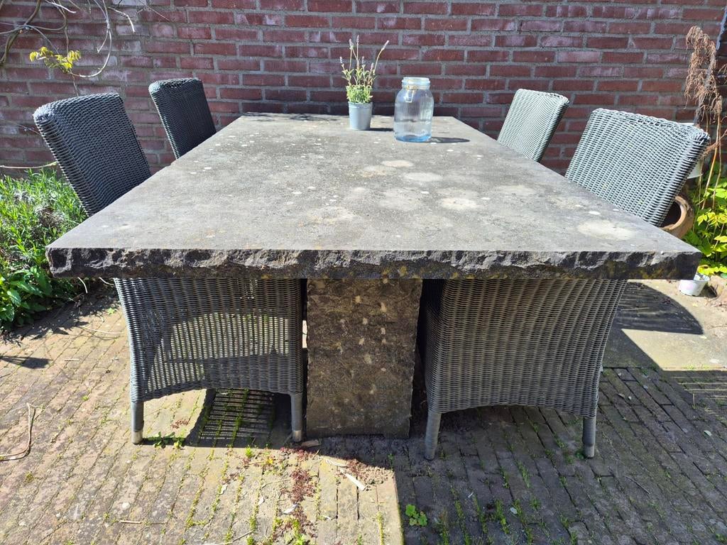 Massief stenen tuintafel met 4 stoelen en kussens, Ophalen, Gebruikt, Rechthoekig, Overige materialen