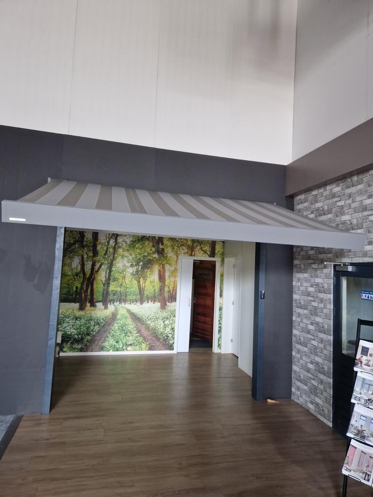 Showroom electrice  zonneschermen, Ophalen, Elektrisch, 150 tot 300 cm, 250 cm tot 450 cm