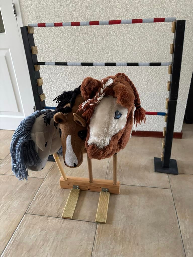 Hobbyhorse Set met 3 Paarden en Springhindernis, Ophalen, Gebruikt, Jongen of Meisje