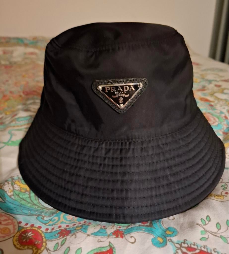 Prada bucket hoed met logo, Kleding | Heren, Hoeden en Petten, Ophalen of Verzenden, Zo goed als nieuw