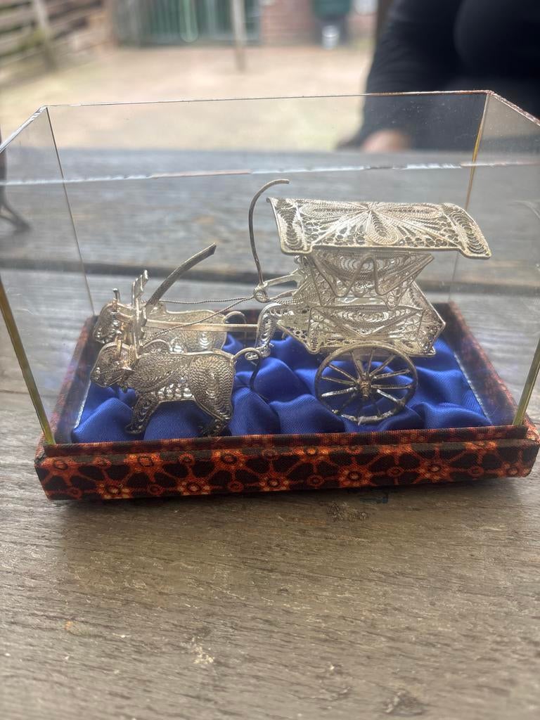 Indonesische ossenwagen van zilverfiligraan in vitrine, Ophalen of Verzenden, Zilver