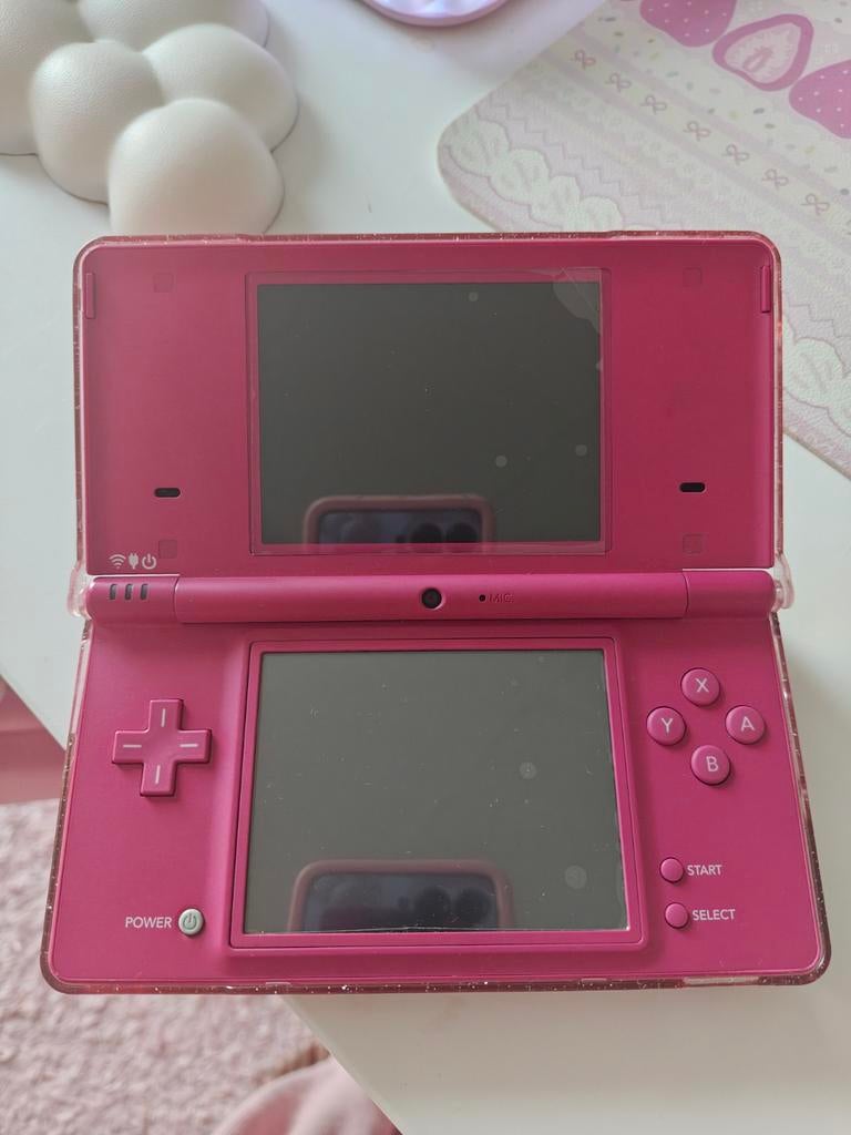 Nintendo DSi dieproze met oplader, Spelcomputers en Games, Spelcomputers | Nintendo DS, Ophalen of Verzenden, Zo goed als nieuw