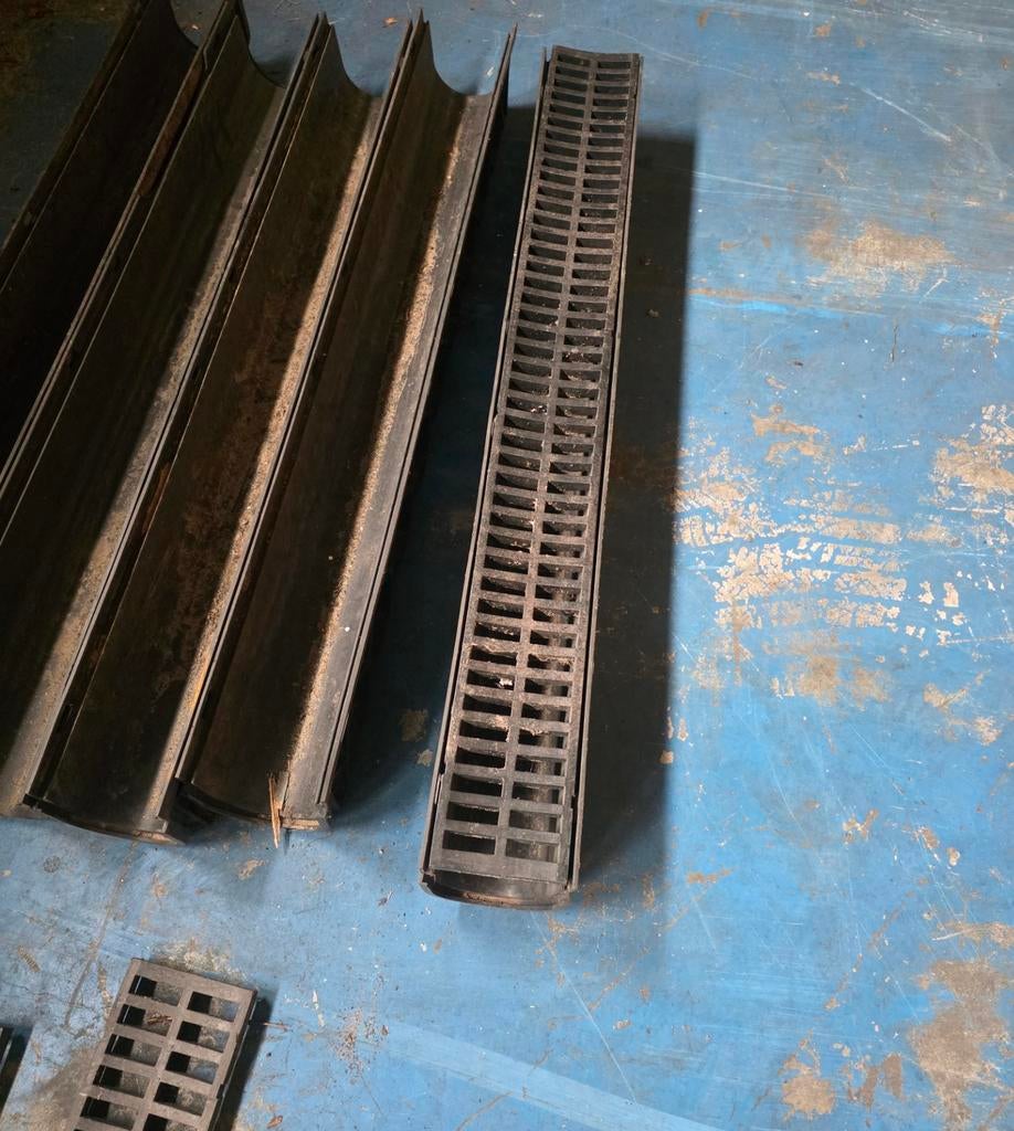 Buitendrain goten met roosters, Ophalen, Gebruikt, 4 tot 6 meter, 80 mm of meer