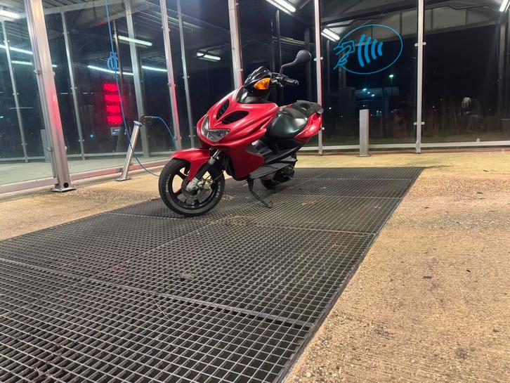 Yamaha aerox 50cc, Fietsen en Brommers, Scooters | Yamaha, Zo goed als nieuw, Aerox, Benzine, Ophalen