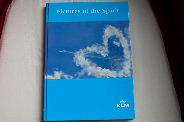 KLM boek 2004  tgvt 85 jarig bestaan. Pictures of the spirit, Verzamelen, Luchtvaart en Vliegtuigspotten, Zo goed als nieuw, Boek of Tijdschrift