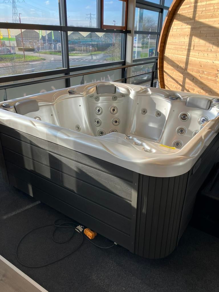 Wellis jacuzzi 5 persoons, Tuin en Terras, Bubbelbaden en Hottubs, Ophalen, Zo goed als nieuw