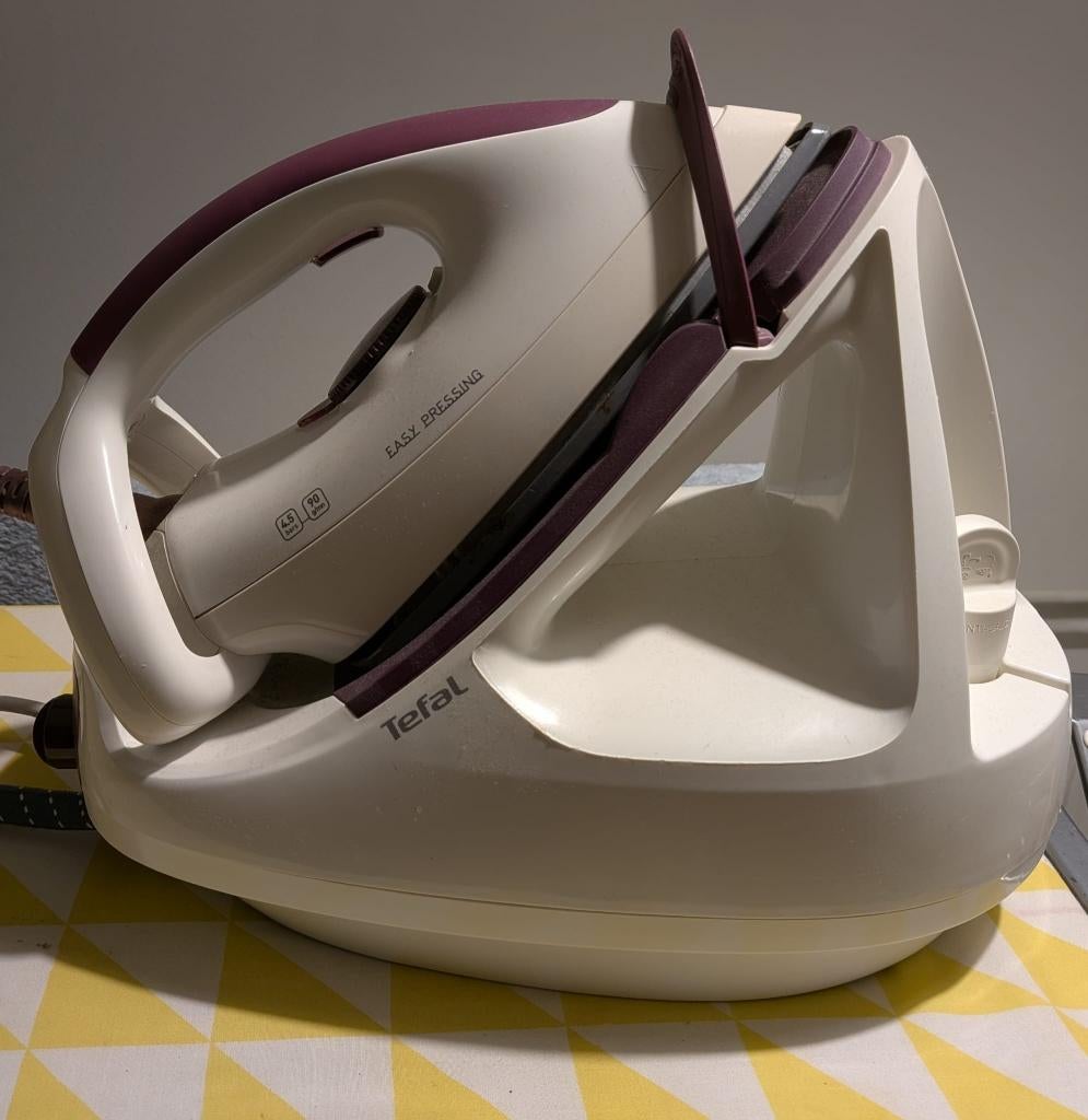 Tefal strijkijzer Stoomgenerator - Werkt uitstekend!, Ophalen, Zo goed als nieuw, Strijkijzer met snoer