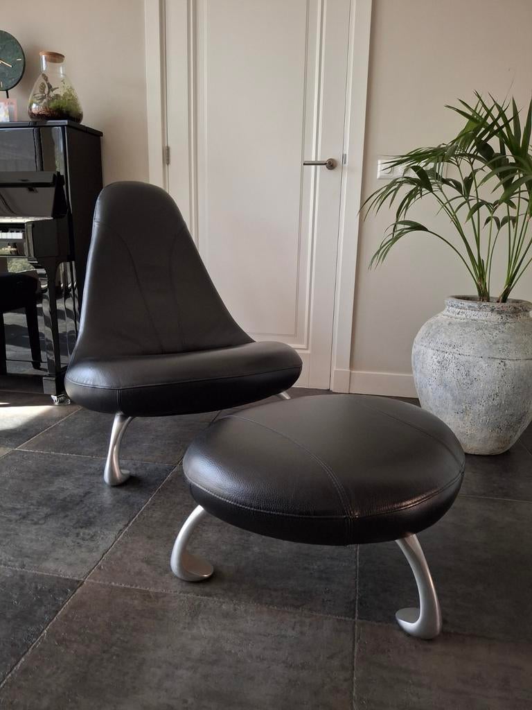 Leolux Chi Plus fauteuil met hocker, zwart leer, Ophalen, Modern design, Zwart, Zo goed als nieuw