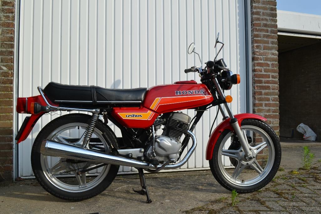 HONDA 125Twin 1982 Rood, Motoren, Motoren | Oldtimers, 2 cilinders, Sport, 125 cc, 12 t/m 35 kW