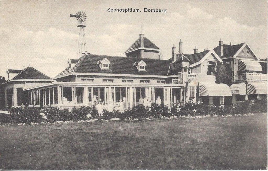 Domburg (Zld.) Zeehospitium met Volk, ca. 1915, Ophalen of Verzenden, Voor 1920, Ongelopen, Zeeland