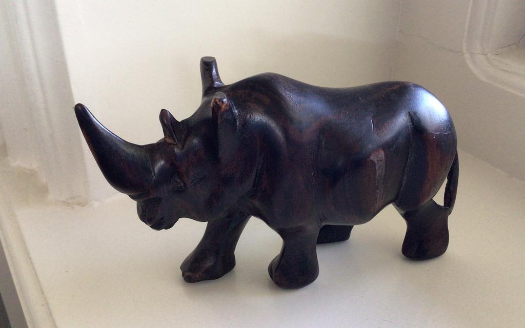 Uit hout gesneden neushoorn, Ophalen of Verzenden, Zo goed als nieuw, Dier