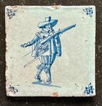 Tegel met Spaanse soldaat, 1600-1650, Delfts Blauw, Antiek en Kunst, Antiek | Wandborden en Tegels, Verzenden