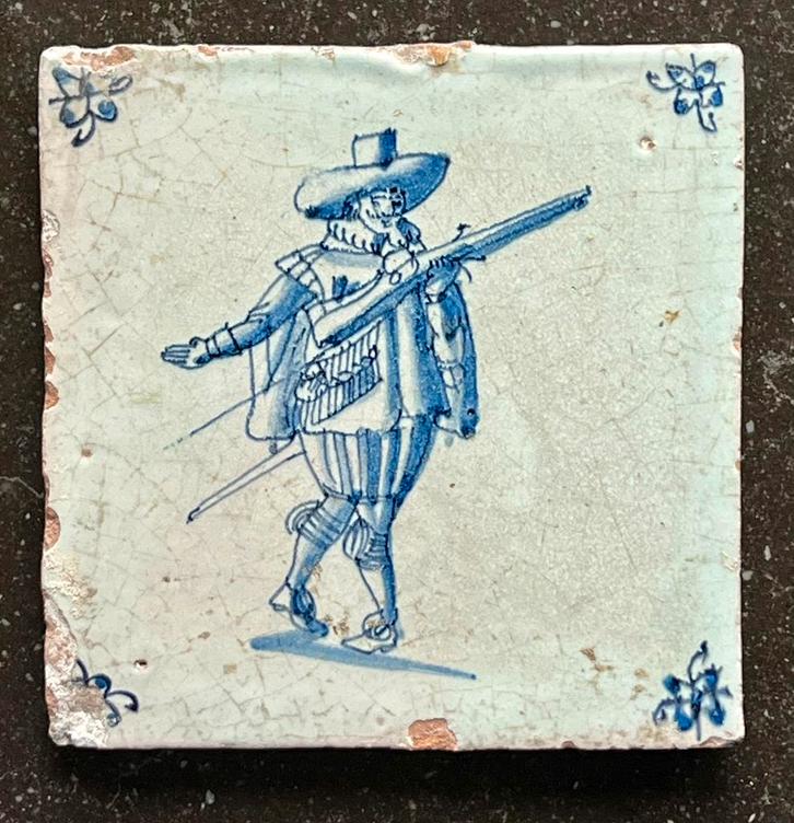 Tegel met Spaanse soldaat, 1600-1650, Delfts Blauw, Antiek en Kunst, Antiek | Wandborden en Tegels, Verzenden