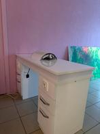 White manicure table, Nagels lakken