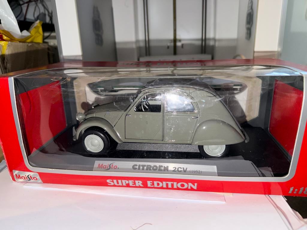 Miniature Maisto 1/18 – Citroën 2CV 1952 – Gris – Modèle Exposé