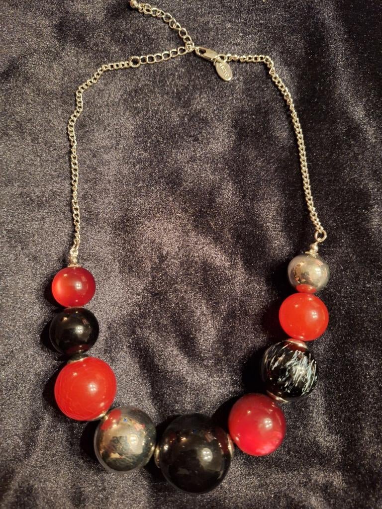 Vintage Next Halsketting met rode, zwarte en zilveren kralen, Sieraden, Tassen en Uiterlijk, Kettingen, Ophalen of Verzenden, Gebruikt