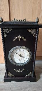 Kastje met klok op batterij, Antiek en Kunst, Antiek | Klokken, Ophalen of Verzenden