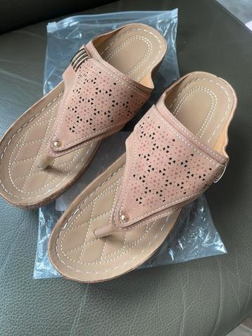 Splinternieuwe teenslippers beschikbaar voor biedingen