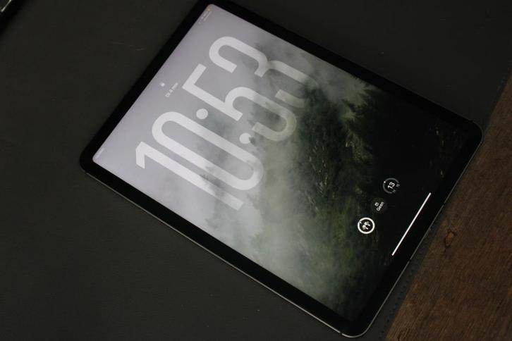 iPad Air M1 – 64GB – 5G (A2589) – Krasvrij + Hoes t.w.v. €48, Computers en Software, Apple iPads, Zo goed als nieuw, Apple iPad Air