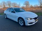 BMW 3-SERIE 320i Automaat Sedan Xenon Sport Leder Navi, Auto's, Euro 5, Achterwielaandrijving, 4 cilinders, Wit