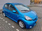 Toyota Aygo 1.0 12V Vvt-i 5DRS 2009 Blauw, Auto's, Voorwielaandrijving, Metallic lak, 68 pk, Origineel Nederlands