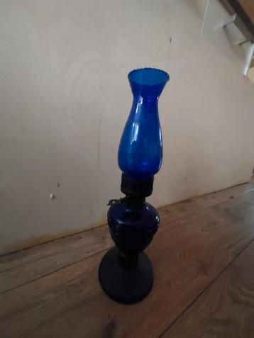 Antieke Blauwe Petroleumlamp beschikbaar voor biedingen