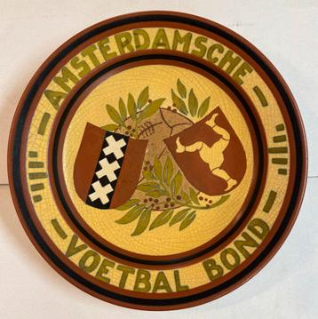 Antiek Gouda plazuid plateel  Amsterdamse Voetbal Bond beschikbaar voor biedingen