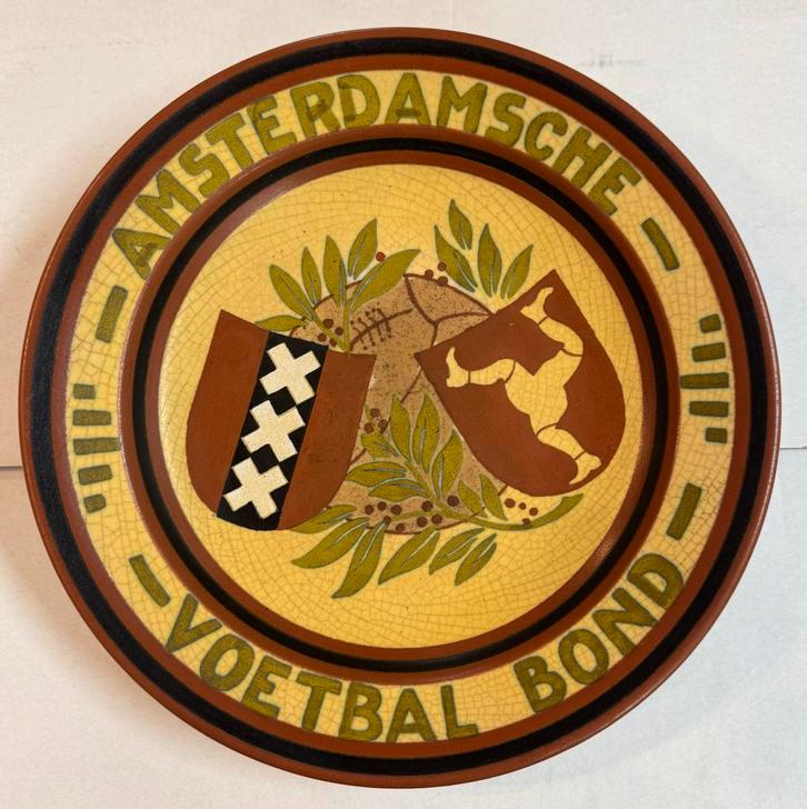 Antiek Gouda plazuid plateel  Amsterdamse Voetbal Bond, Antiek en Kunst, Antiek | Wandborden en Tegels, Ophalen of Verzenden
