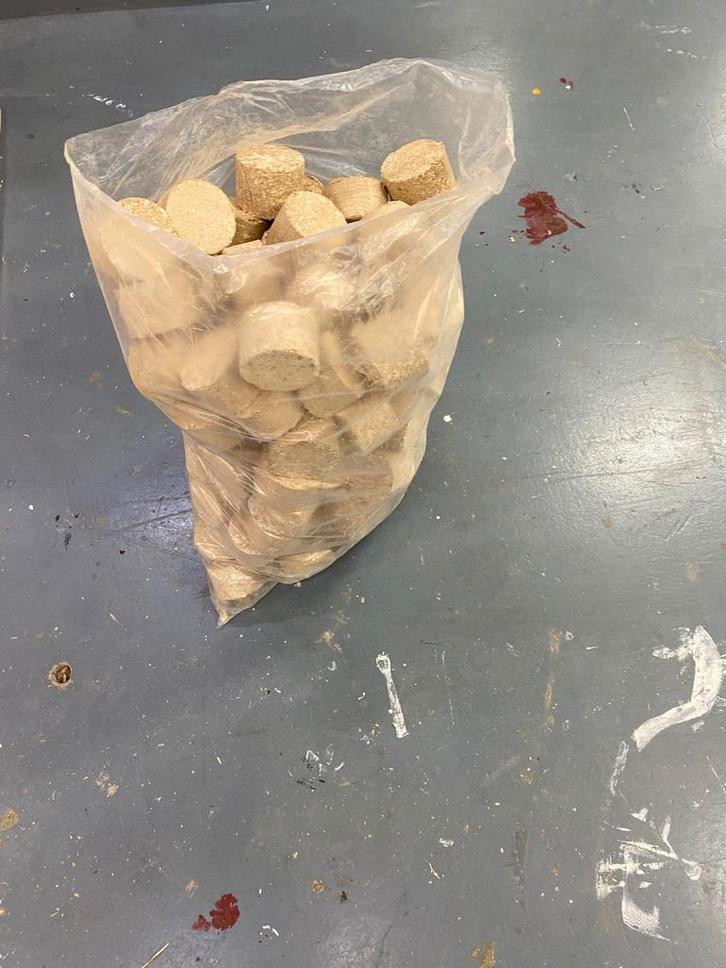 20 kilo houten briketten openhaard en brandhout, Tuin en Terras, Haardhout, Blokken, Overige houtsoorten, Minder dan 3 m³, Ophalen