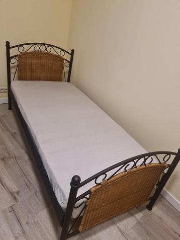 Mooi ijzeren bed met vlechtwerk en Matras beschikbaar voor biedingen